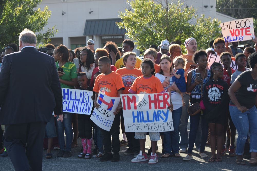 Many supporters of Bill and Hillary Clinton showed up to meet former President Bill Clinton.